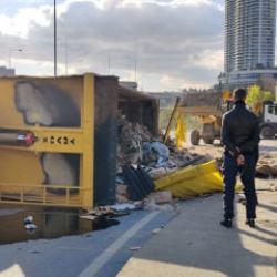 Ref&uuml;je &ccedil;arpan hafriyat kamyonu karşı şeride ge&ccedil;ip devrildi