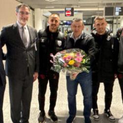 Samsunspor Almanya'da &ccedil;i&ccedil;eklerle karşılandı