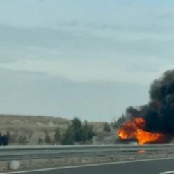 Seyir halindeyken yanan otob&uuml;s k&uuml;le d&ouml;nd&uuml;