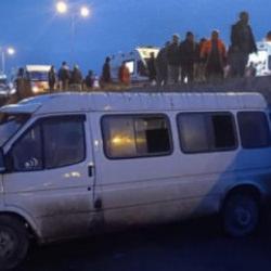 Sinop'ta servis minib&uuml;s&uuml; ile otomobil &ccedil;arpıştı: 1 &ouml;l&uuml;, 10 yaralı