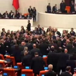 Son dakika: TBMM'de kavga &ccedil;ıktı! 2026 yılı b&uuml;t&ccedil;esi kabul edildi