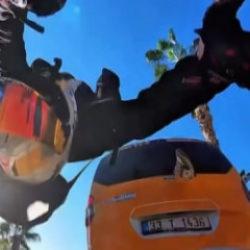 Taksiye &ccedil;arpan motosiklet s&uuml;r&uuml;c&uuml;s&uuml;n&uuml;n kazası kask kamerasında