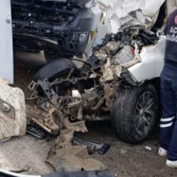 Tokat'ta kamyon ile kamyonet &ccedil;arpıştı: &Ouml;l&uuml; ve yaralı var