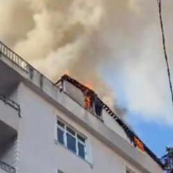  Tuzla'da 6 katlı binanın &ccedil;atısında &ccedil;ıkan yangın s&ouml;nd&uuml;r&uuml;ld&uuml;