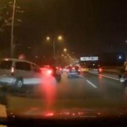 &Uuml;sk&uuml;dar'da 7 aracın karıştığı zincirleme kaza kamerada