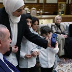 Cumhurbaşkanı Erdoğan AA foto muhabiri Ali Jadallah ile g&ouml;r&uuml;şt&uuml;