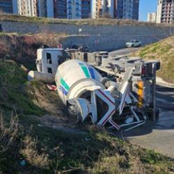 Virajı alamayan beton mikseri devrildi