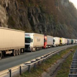 Sınır kapısındaki kriz sürüyor: Türk TIR'ları geçiş yapamıyor! 