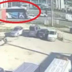 Ani fren faciası: Yolcu otob&uuml;s&uuml; otomobili metrelerce savurdu