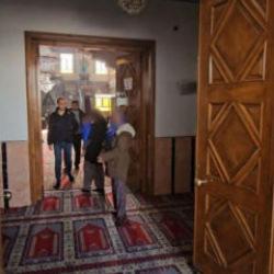 Zabıtayı g&ouml;ren dilenciler camiye ka&ccedil;ıp cemaatin arasına karıştı