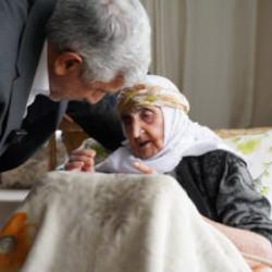 105 yaşındaki Hanım nine, AK Parti'ye &uuml;ye oldu!