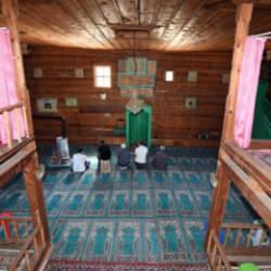 126 yıllık &ccedil;ivisiz cami zamana meydan okuyor