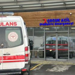 &Uuml;cretsiz dağıtılan &ccedil;ikolataları yiyen 20 &ouml;ğrenci hastanelik oldu