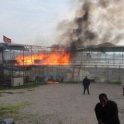 Adana'da yıkım savaş alanına d&ouml;nd&uuml;: D&uuml;kkanlar yakıldı, bir kişi kendine zarar verdi