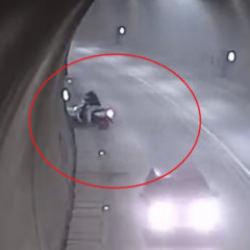 Amasya&rsquo;da motosiklet, t&uuml;nelde takla attı