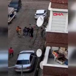 Avcılar'da iş&ccedil;ilerle mahalle sakini arasında g&uuml;r&uuml;lt&uuml; kavgası &ccedil;ıktı