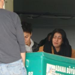 Babaları 2 kardeşi &ouml;ld&uuml;rm&uuml;şt&uuml;! Anneden cenazede y&uuml;rek yakan feryat: Nasıl dayanacağım!