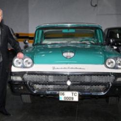 Bah&ccedil;eli'den partisinin MYK &uuml;yesine klasik otomobil hediyesi