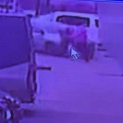 Başakşehir'de kaldırımda y&uuml;r&uuml;yen yayalara araba &ccedil;arptı: Yaralılar var