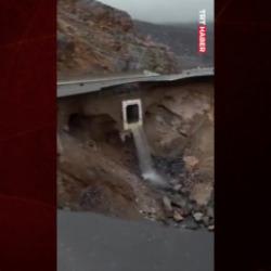 Birleşik Arap Emirlikleri&rsquo;nde şiddetli sağanağın etkisiyle yol &ccedil;&ouml;kt&uuml;!