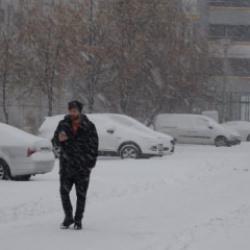 Bitlis&rsquo;te yoğun kar yağışı! 180 k&ouml;y yolu ulaşıma kapandı