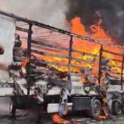 Bolu'da kağıt y&uuml;kl&uuml; tırın dorsesi alevlere teslim oldu