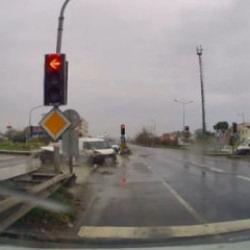 B&uuml;y&uuml;k&ccedil;ekmece'de kırmızı ışık ihlali kazaya neden oldu; &ccedil;arpışma kamerada