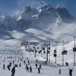 Erciyes'te hafta sonu pistler kayak severlerle doldu