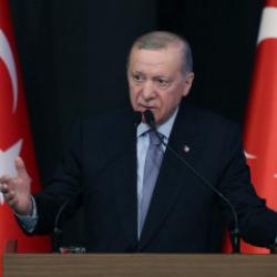 Erdoğan'dan &Ouml;zg&uuml;r &Ouml;zel'in mezarlıktaki rakılı g&ouml;r&uuml;nt&uuml;lerine sert tepki