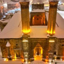 Erzurum&rsquo;daki tarihi yapılar karla kaplandı