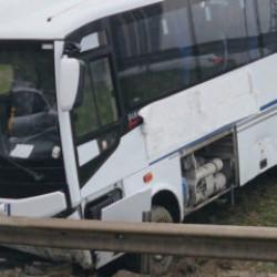 Esenyurt&rsquo;ta bariyerlere &ccedil;arpan servis midib&uuml;s&uuml; yoldan &ccedil;ıktı