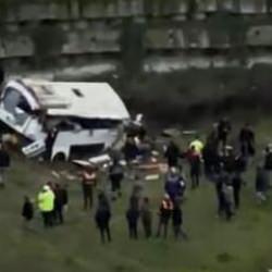 Esenyurt'ta otob&uuml;s şarampole yuvarlandı: &Ouml;l&uuml; ve yaralılar var!