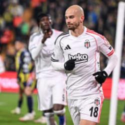 Fenerbah&ccedil;e'ye 90+1 darbesi! Beşiktaş, Kadık&ouml;y'de u&ccedil;uşa ge&ccedil;ti