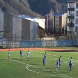 Futbolda g&uuml;ld&uuml;ren anlar! Sahaya giren k&ouml;pek kalenin &ouml;n&uuml;nde uyudu! 