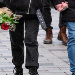 İsimsiz &ccedil;i&ccedil;ek g&ouml;nderen koca yandı: Yargıtay&rsquo;dan, eşini deneyen adama tazminat şoku