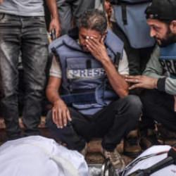 İsrail Gazze'de gazetecileri susturmak i&ccedil;in 706 aile ferdini katletti