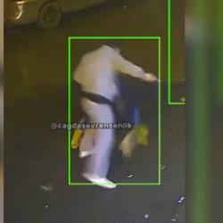 İstanbul'da oto yıkamacıda &ccedil;ıkan kavga izleyenlerin kanını dondurdu!