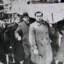 İstiklal Şairi &ccedil;ıplak tabutla uğurlanmıştı