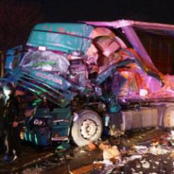 Karadeniz Sahil Yolu'nda tır, tıra arkadan &ccedil;arptı: 1 yaralı