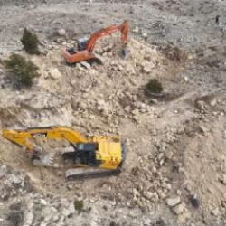 Karaman'da iş makineleriyle ka&ccedil;ak kazı yapan 14 ş&uuml;pheli yakalandı