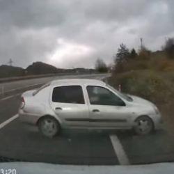 Karşı y&ouml;ne ge&ccedil;en ara&ccedil; dehşeti: İşte saniye saniye kaza anı 