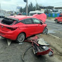 Karşı y&ouml;ne ge&ccedil;en otomobil, kırmızı ışıkta bekleyen ara&ccedil;lara &ccedil;arptı