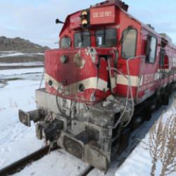 Kars'ta korkun&ccedil; tren kazası: Kamyon s&uuml;r&uuml;c&uuml;s&uuml; &ouml;ld&uuml;!