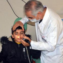 Kaşıntı şikayetiyle hastaneye giden Emirhan'ın burnundan &ccedil;ekirdek ve pipet par&ccedil;ası &ccedil;ıktı