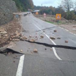 Kastamonu'da heyelan: &Ccedil;&ouml;ken yol ulaşıma kapatıldı 