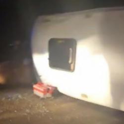 K&ouml;peğe &ccedil;arpmamak i&ccedil;in manevra yapan iş&ccedil;i servisi minib&uuml;s&uuml; devrildi: 16 yaralı