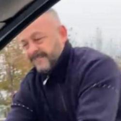 Meclis &uuml;yesini sıkıştırıp, aracı yumrukladı! Saldırı anı kamerada!