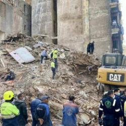 Mısır'da beş katlı bina yerle bir oldu! &Ccedil;ok sayıda &ouml;l&uuml; ve yaralı var!