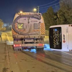 Niğde'de iş&ccedil;i servisi ile otomobilin &ccedil;arpıştığı kazada 13 kişi yaralandı