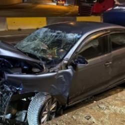 Polisin 'dur' ihtarına uymadı, ka&ccedil;arken kaza yaptı: Yaralılar var